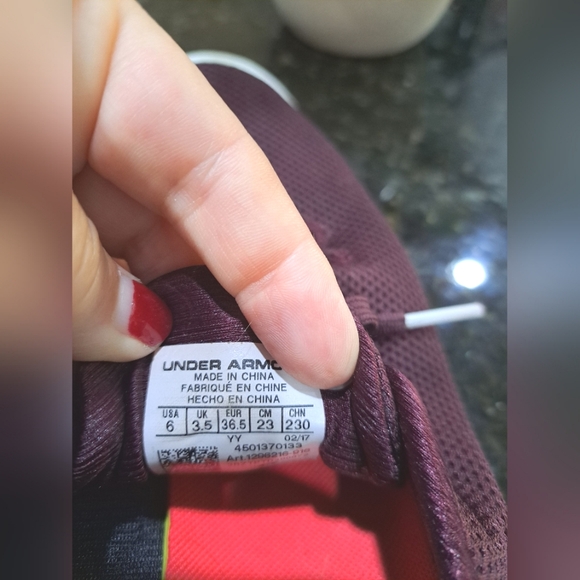 Under Armour sz 6 woman's running shoe -Burgundy Color - Picture 4 of 5